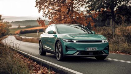 À 24 990 €, cette berline électrique dépasse l’autonomie Tesla et BYD, livraisons confirmées dès novembre